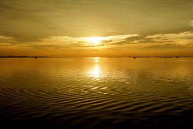 Denizin üzerinde güzel bir gün batımı