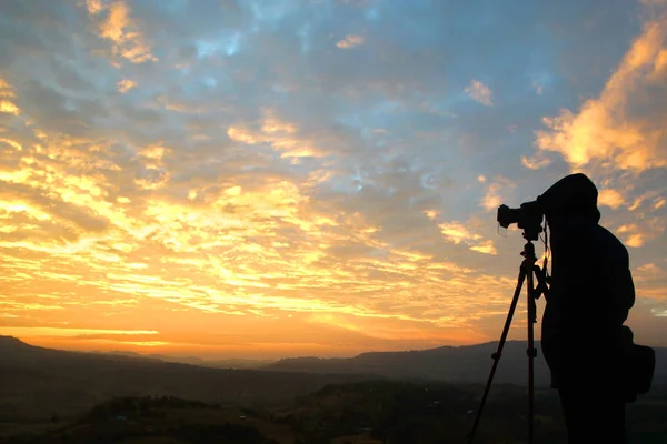 Silhouet van een fotograaf fotograferen — Stockfoto