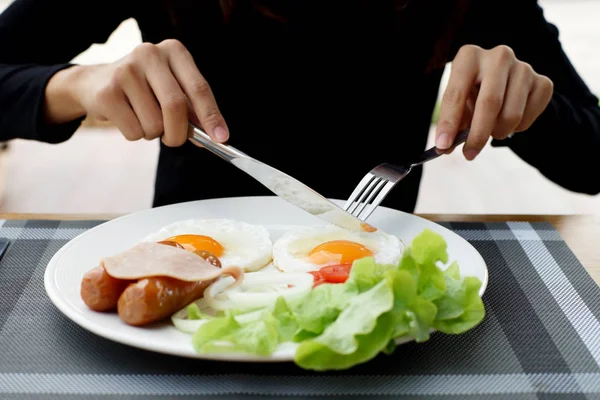 Woman hands holding knife and fork during eating breakfast — Stock Photo, Image