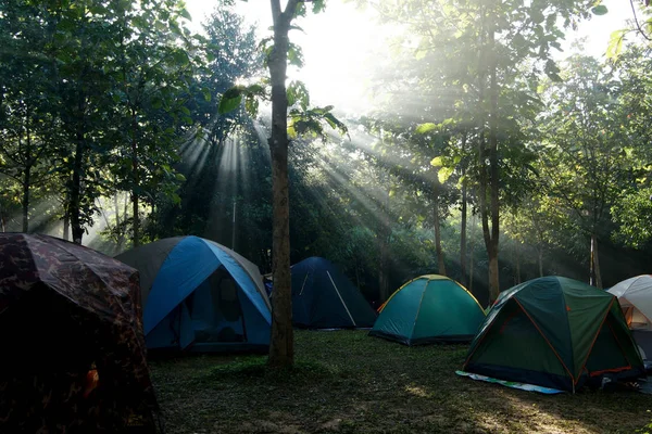 Camping tenten op een camping — Stockfoto