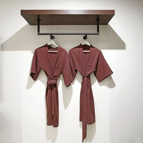 rafta asılı bornoz