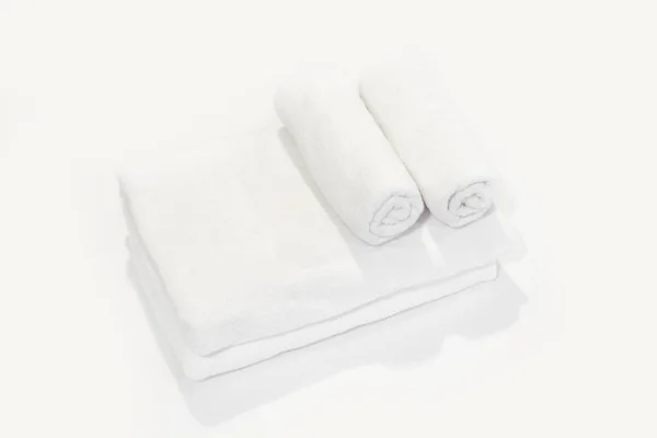 Toallas de baño sobre fondo blanco —  Fotos de Stock