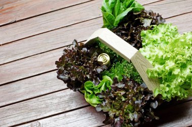 sepet içinde sebze salatası