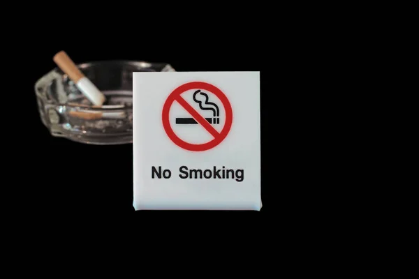 Não fumar sinal com cinzeiro e cigarro — Fotografia de Stock