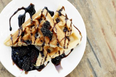 çikolata ve dut ile Belçika waffle