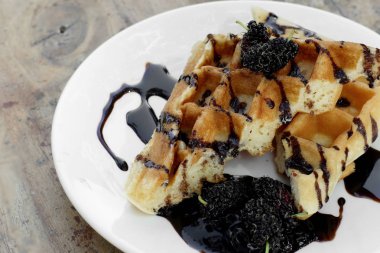 çikolata ve dut ile Belçika waffle
