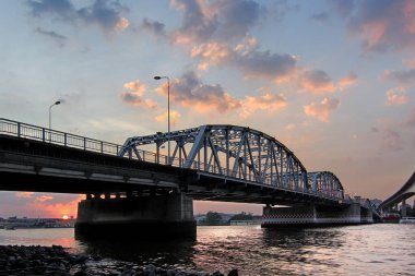 güzel gün batımı arka plan ile Bangkok köprü
