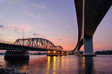 güzel alacakaranlık arka plan ile Bangkok köprü