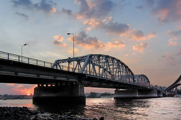 Pont bangagara avec beau fond de coucher de soleil — Photo