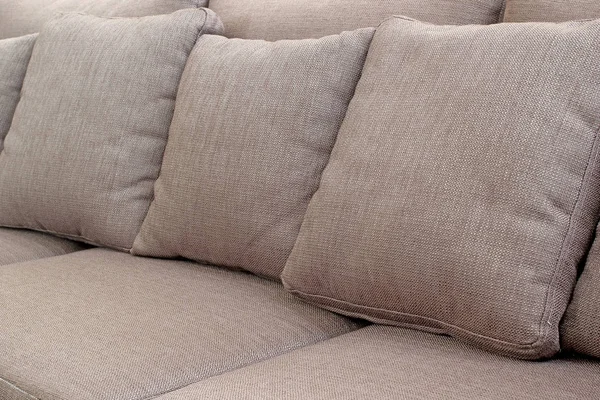 Čtvercové polštáře na pohovce v obývacím pokoji — Stock fotografie