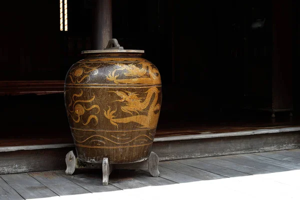 古色古香的釉面的水罐子 — 图库照片