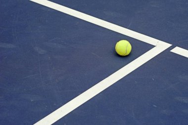 Tenis topu mahkeme köşesinde