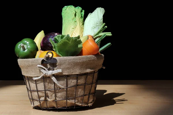 Gemengde groenten in mand — Stockfoto