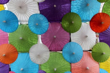 Grup renkli şemsiye