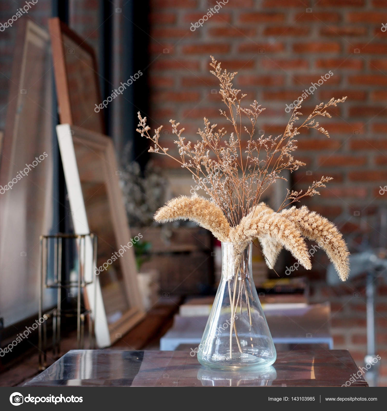 getrocknete Blumen Dekoration im Wohnzimmer — Stockfoto ... getrocknete Blumen Dekoration im Wohnzimmer — Stockfoto ...