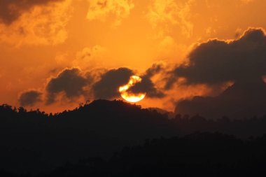 Dağın üstünden parlayan güneş