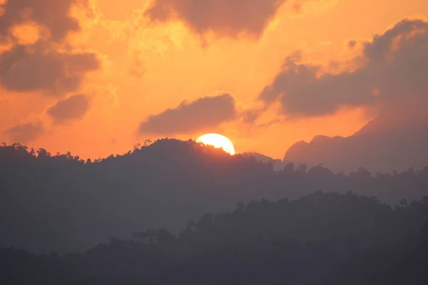 Sol brillando sobre la montaña —  Fotos de Stock