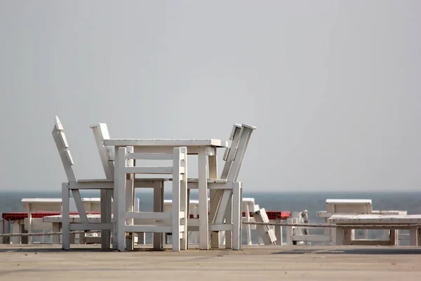 Mesas e cadeiras no terraço do restaurante da praia — Fotografia de Stock
