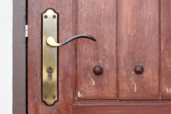 Poignée de porte vintage avec trou de serrure — Photo