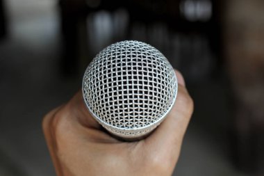 mikrofon bir adam elde