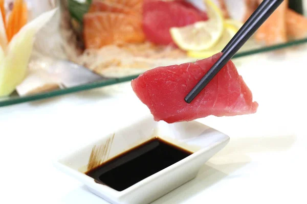 Atum sashimi japonês em pauzinhos — Fotografia de Stock