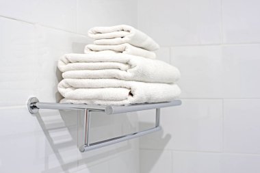 havlu askısı üzerinde beyaz banyo havlusu 