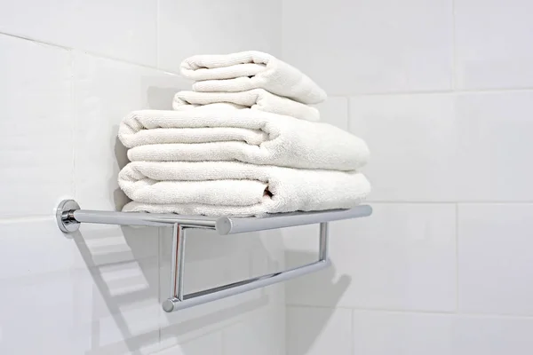 Weiße Badetücher auf Handtuchhalter — Stockfoto