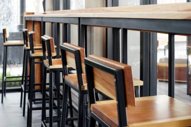 kahve dükkanında tabure