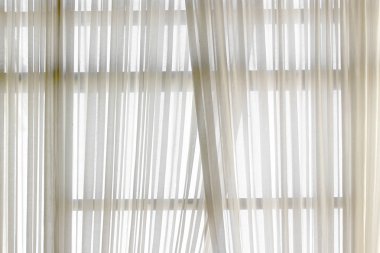 parlak güneş ışığı ile beyaz perdeler