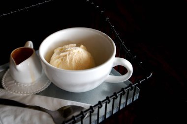 vanilyalı dondurma kaşık