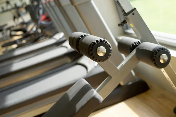 Fitness salonunda egzersiz donanımları — Stok fotoğraf