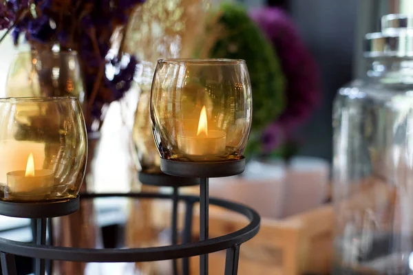 Kerzen im braunen Glas entzündet — Stockfoto