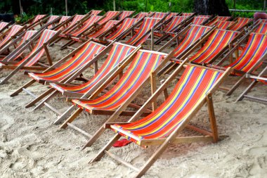 Sahilde gevşeme güneşlenme koltukları