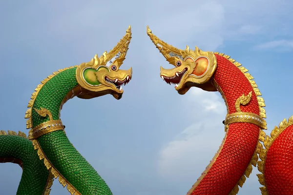 Красная и зеленая статуя змеи — стоковое фото