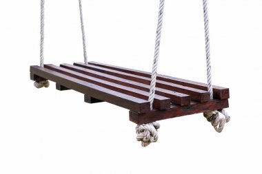 Tahta salıncak beyaz arkaplanda izole edildi