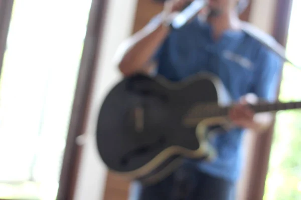 Foto embaçada do músico tocando guitarra — Fotografia de Stock