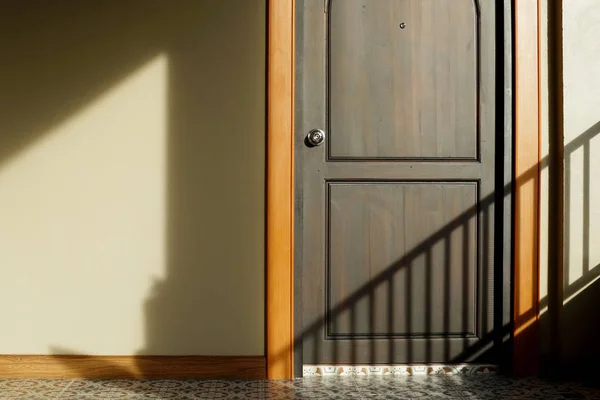 Entrada porta de madeira — Fotografia de Stock