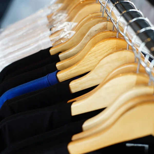 Overhemden hangen hanger in boetiek — Stockfoto