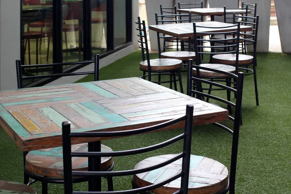 ahşap boş ve sette veranda sandalye