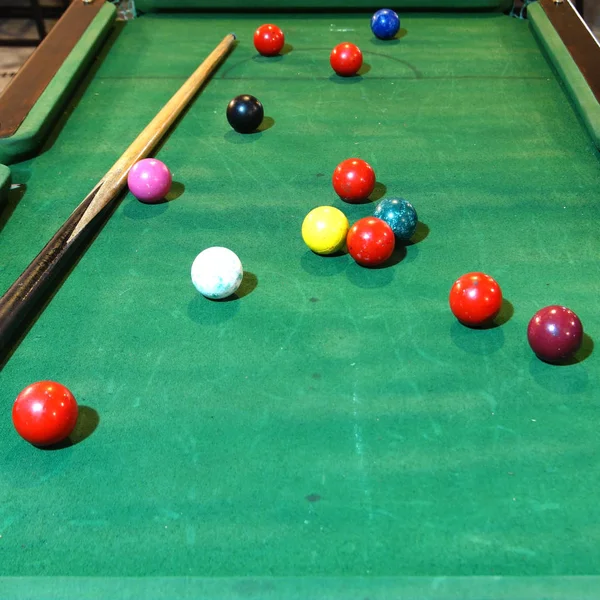 ODL snooker golyó és a dákó a snooker asztal — Stock Fotó