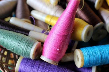 renkli bobin iplik