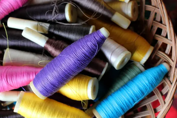 Kolorowe szpulki nici — Zdjęcie stockowe