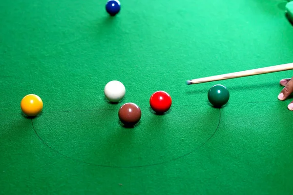 Giocatore di snooker essere pronti a colpire la palla bianca — Foto Stock