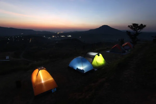 夕暮れ時にテントのキャンプ場 — ストック写真