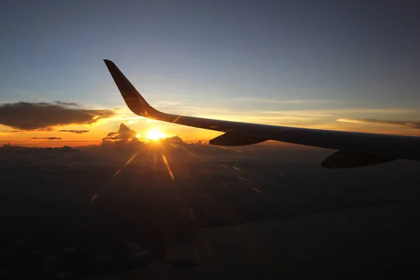 Vleugel van de vliegtuigen vliegen over mooie zonlicht — Stockfoto