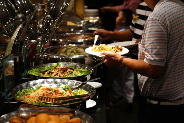 Kunde, der das Essen im Luxusrestaurant abschöpft — Stockfoto