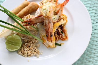 karides ile tavada kızartılmış erişte