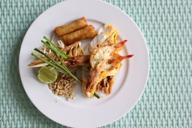 karides ile tavada kızartılmış erişte 