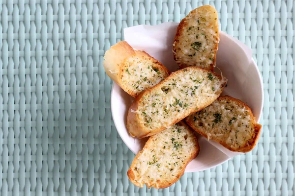 otlar ve sarımsak ile dilim ekmek