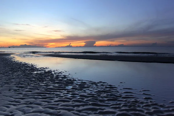 Deniz plaj üzerinde güzel gündoğumu